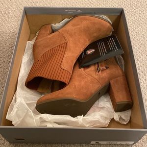 Sexy yet supportive never worn toffee brown suede boot.  Vionic brand.